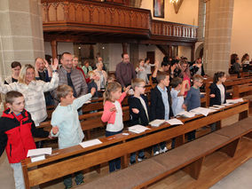 Vorstellung der Kommunionkinder in St. Crescentius (Foto: Norbert Müller) Vorstellung der Kommunionkinder in St. Crescentius (Foto: Norbert Müller)